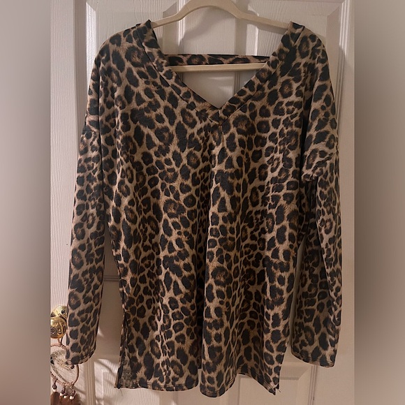 m t s Tops - Leopard blouse